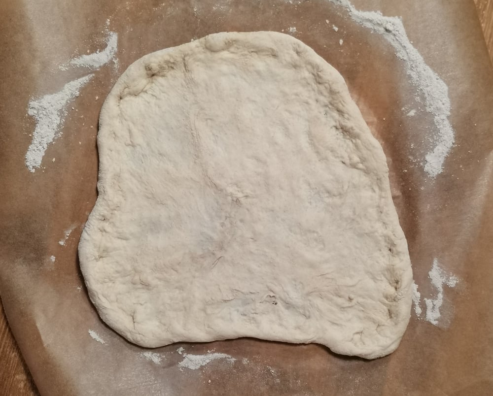 Pizzateig ausgerollt