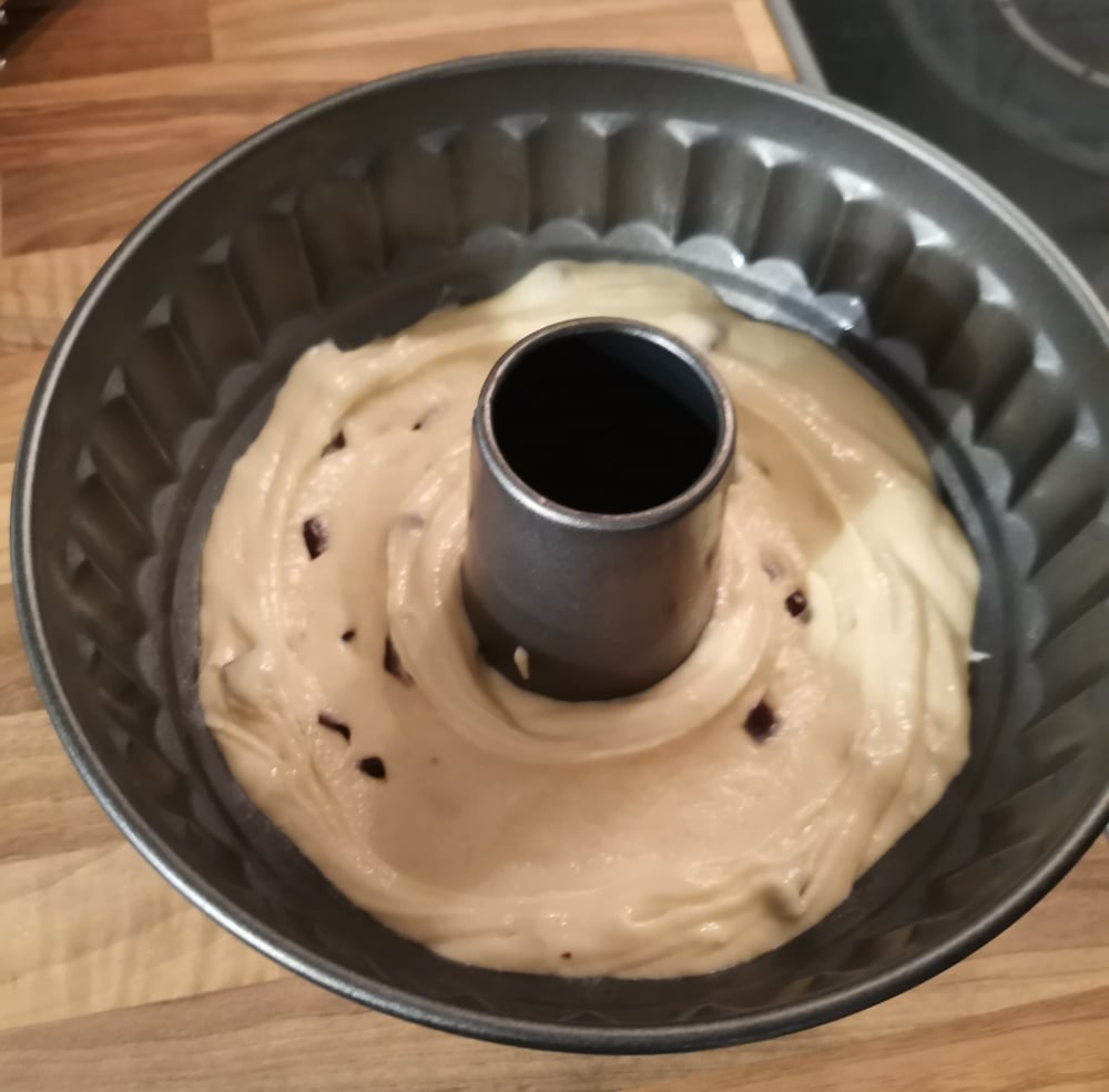 Teig in Form gefüllt