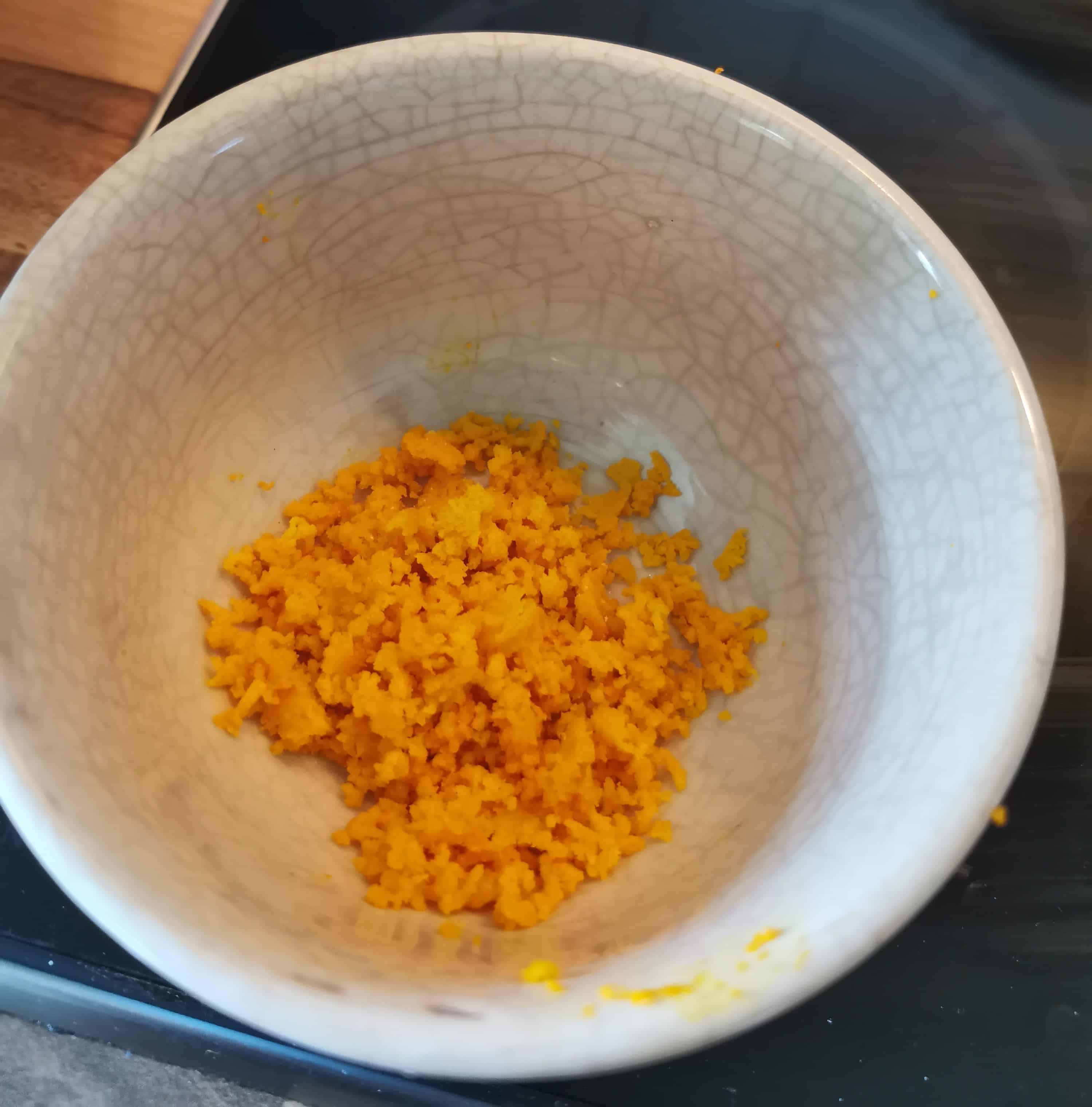 Geriebene Orangenschale