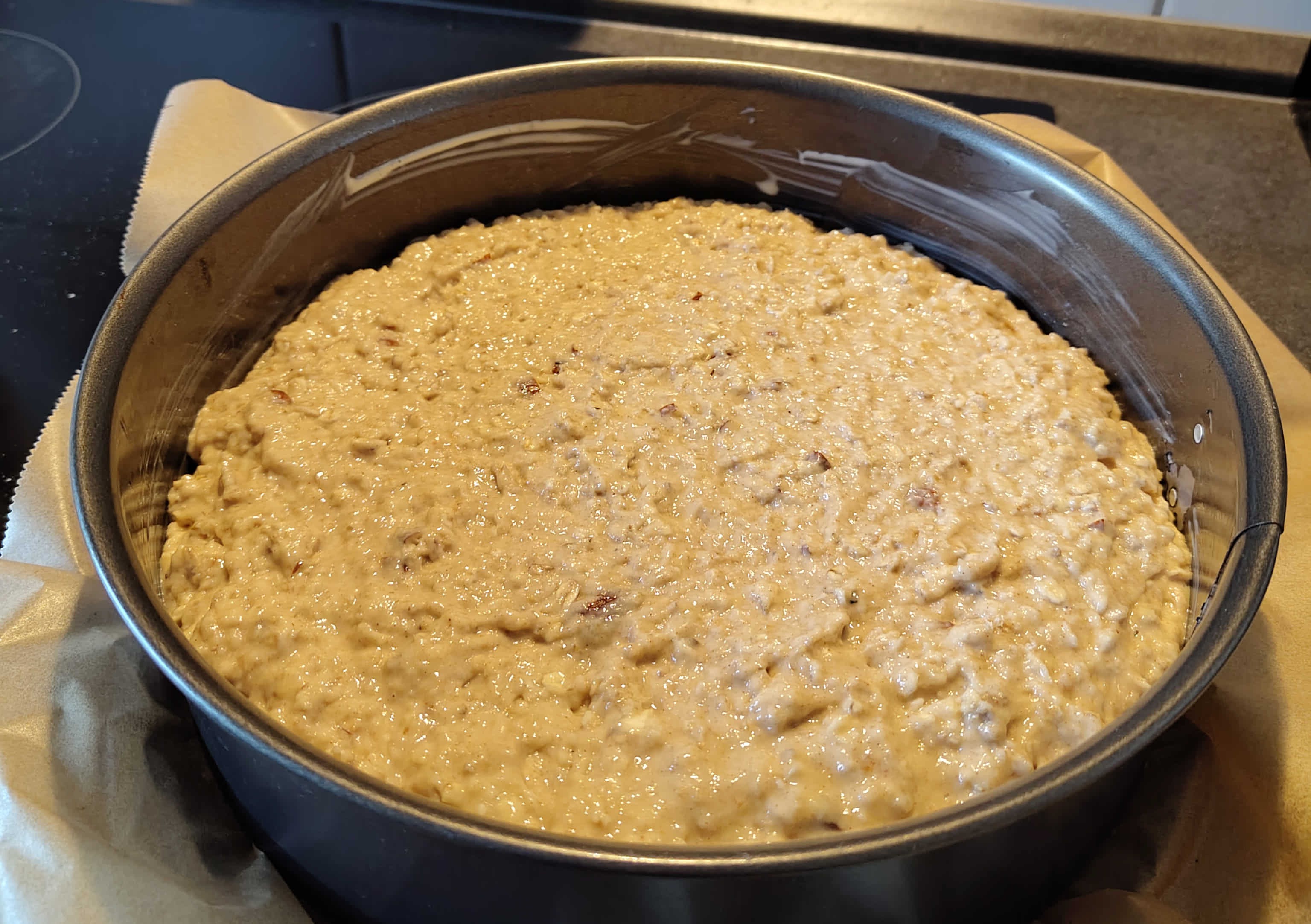 Teig in Form gefüllt